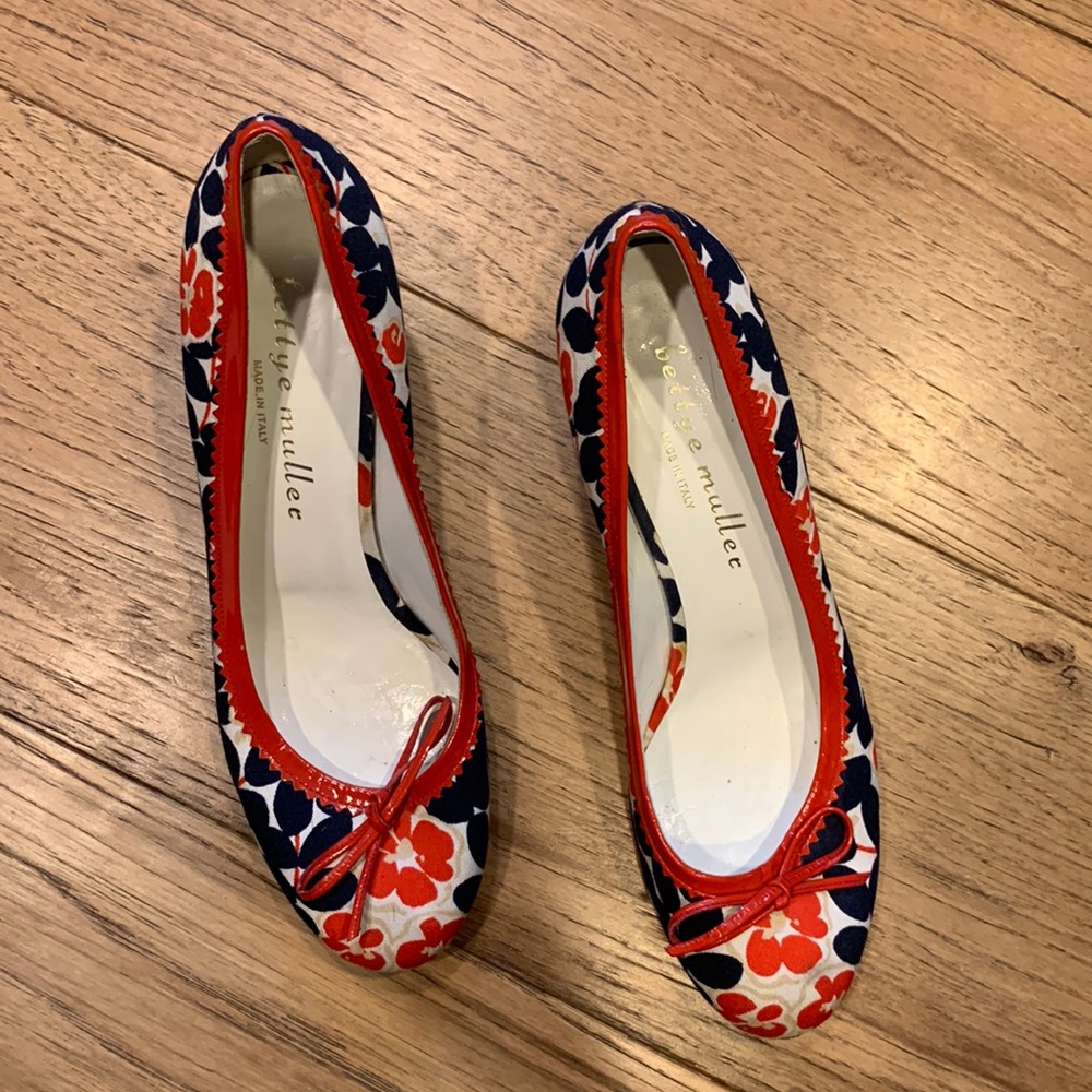 Bettye Muller Floral Print Heels Size 40